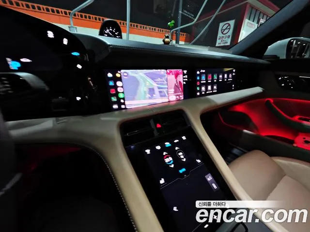 Porsche Taycan 2021 thumb 9