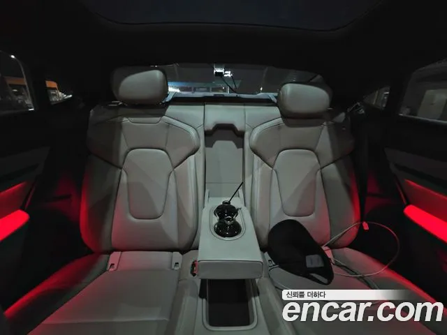 Porsche Taycan 2021 thumb 10