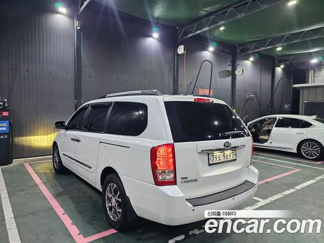 Kia Carnival 2013 thumb 2