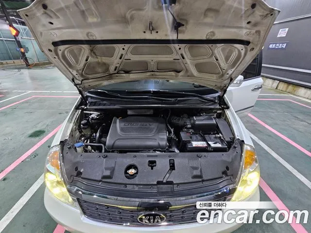 Kia Carnival 2013 thumb 6