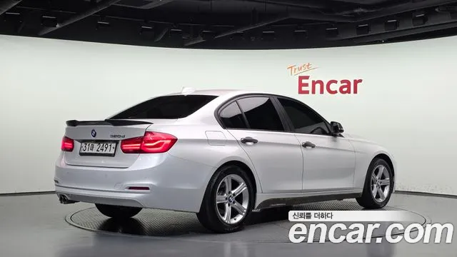 BMW 3-Series 2017 thumb 2