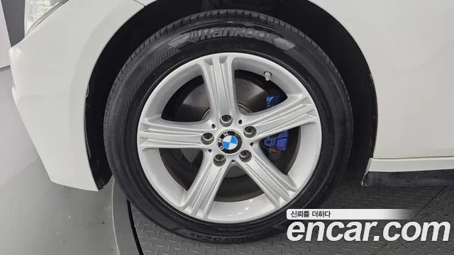 BMW 3-Series 2017 thumb 5