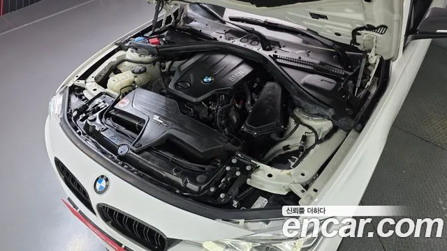 BMW 3-Series 2017 thumb 6