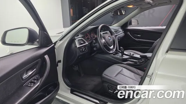 BMW 3-Series 2017 thumb 10