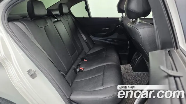BMW 3-Series 2017 thumb 12