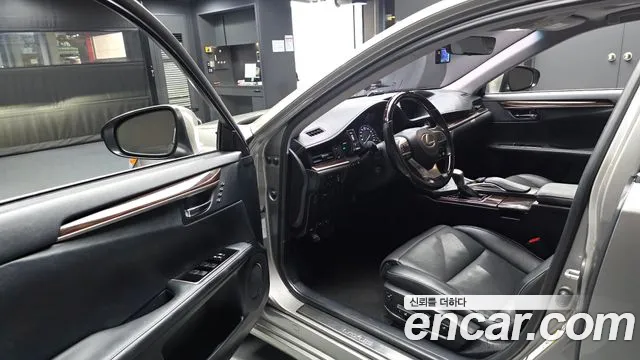 Lexus ES 2016 thumb 10