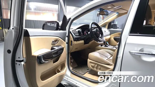 Kia Carnival 2015 thumb 10