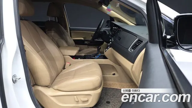 Kia Carnival 2015 thumb 11