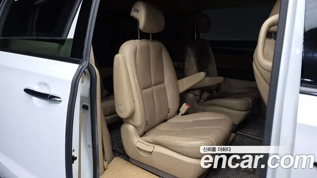 Kia Carnival 2015 thumb 12