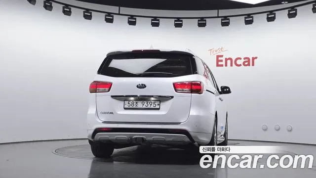 Kia Carnival 2017 thumb 4