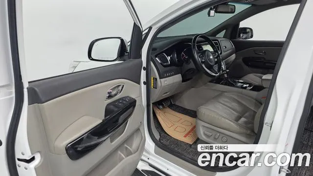 Kia Carnival 2017 thumb 10