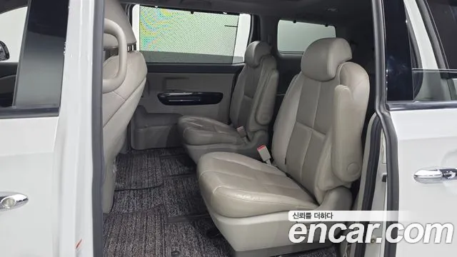 Kia Carnival 2017 thumb 11