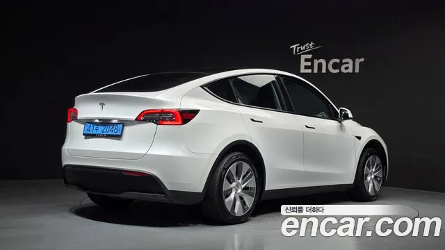 Tesla Model Y 2023 thumb 2