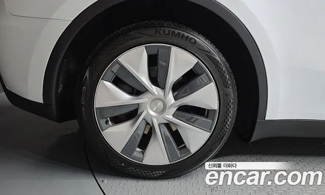 Tesla Model Y 2023 thumb 5