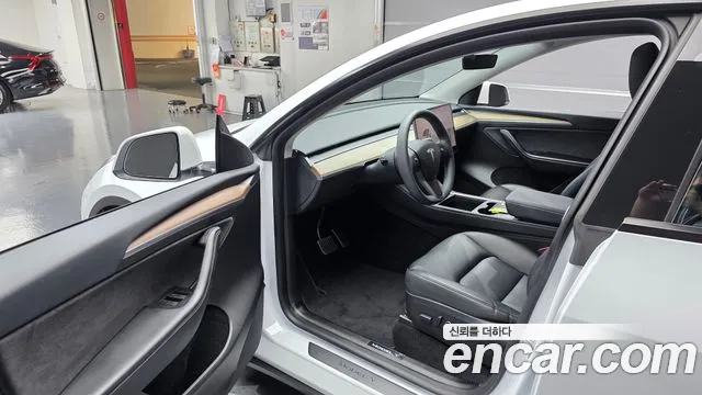 Tesla Model Y 2023 thumb 10