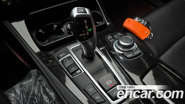 BMW 5-Series 2012 thumb 9