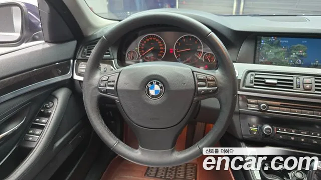 BMW 5-Series 2012 thumb 12