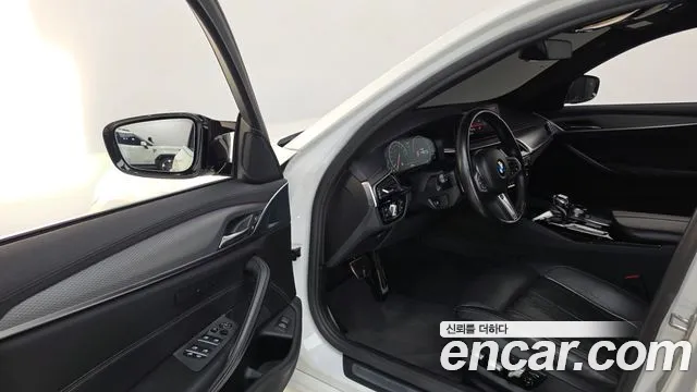 BMW 5-Series 2019 thumb 10