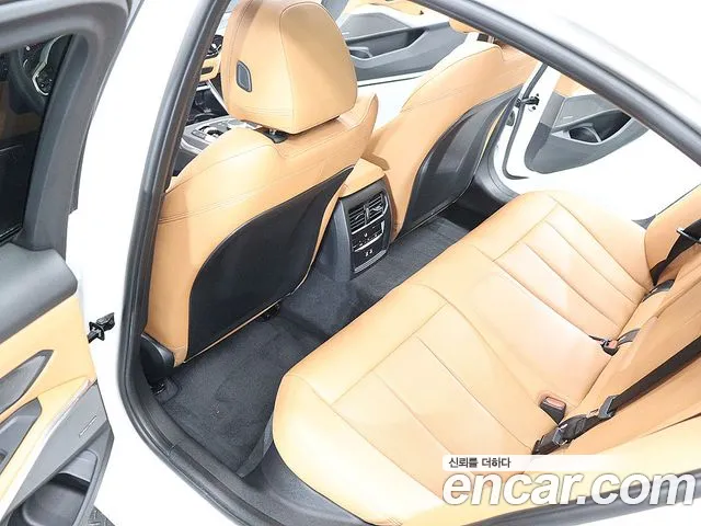 BMW 3-Series 2024 thumb 10