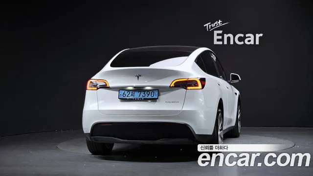 Tesla Model Y 2023 thumb 3