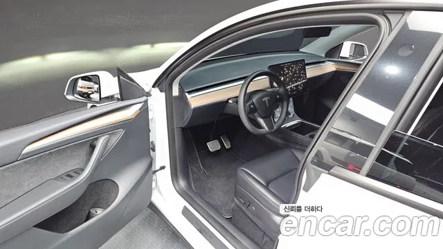 Tesla Model Y 2023 thumb 9