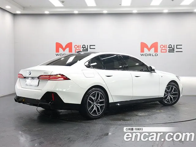 BMW 5-Series 2023 thumb 2