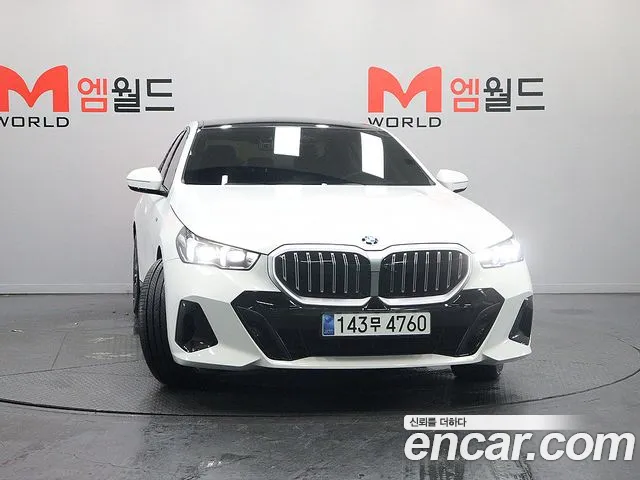 BMW 5-Series 2023 thumb 3