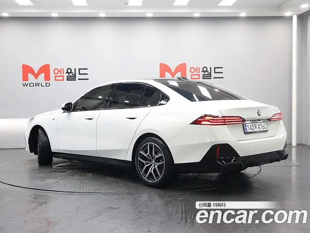 BMW 5-Series 2023 thumb 4