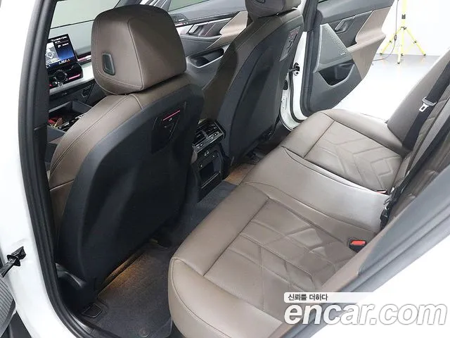 BMW 5-Series 2023 thumb 9