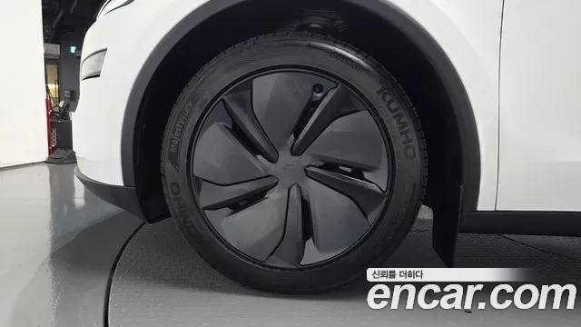 Tesla Model Y 2026 thumb 4