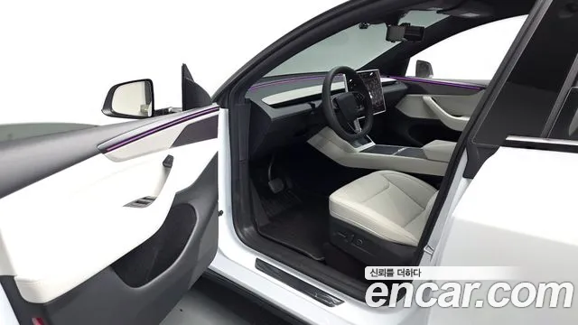 Tesla Model Y 2026 thumb 9