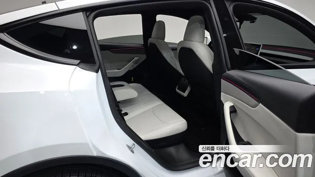 Tesla Model Y 2026 thumb 11