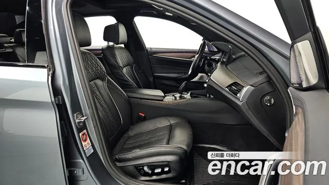BMW 5-Series 2017 thumb 11