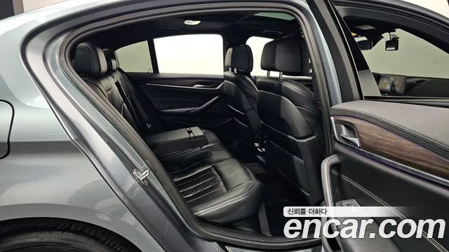 BMW 5-Series 2017 thumb 12