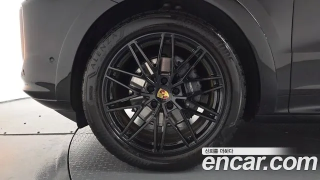 Porsche Cayenne 2024 thumb 4