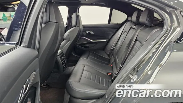 BMW 3-Series 2021 thumb 11