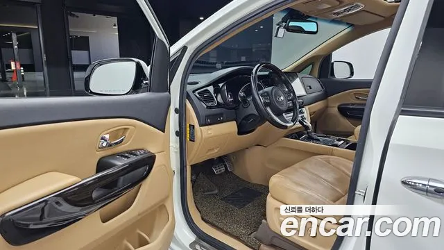 Kia Carnival 2016 thumb 10