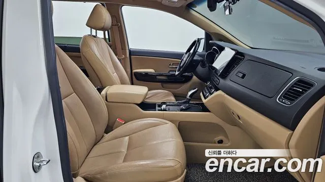 Kia Carnival 2016 thumb 11