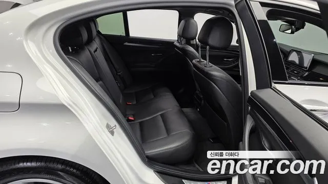BMW 5-Series 2016 thumb 11