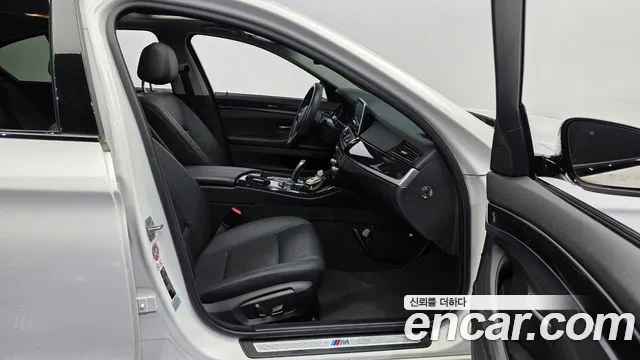 BMW 5-Series 2016 thumb 12