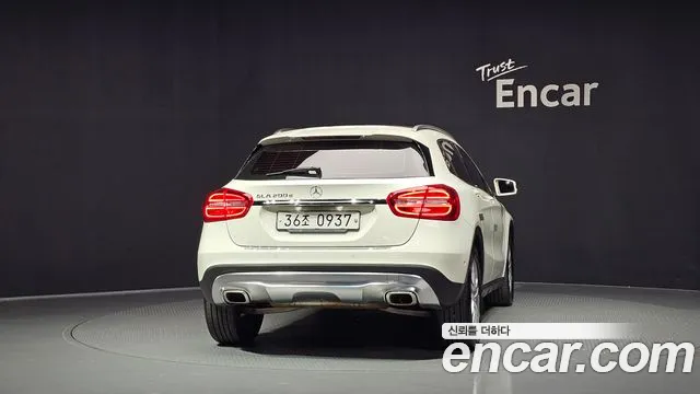 Mercedes-Benz GLA 2016 thumb 4