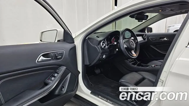 Mercedes-Benz GLA 2016 thumb 10