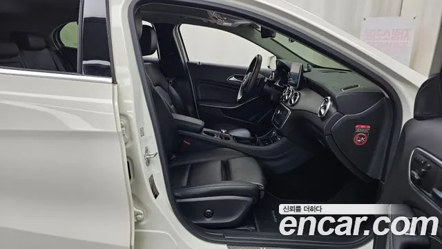 Mercedes-Benz GLA 2016 thumb 11