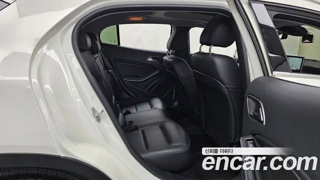 Mercedes-Benz GLA 2016 thumb 12
