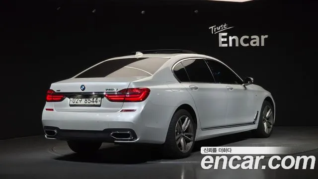 BMW 7-Series 2017 thumb 2