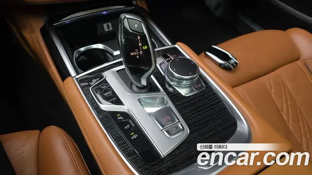 BMW 7-Series 2017 thumb 9