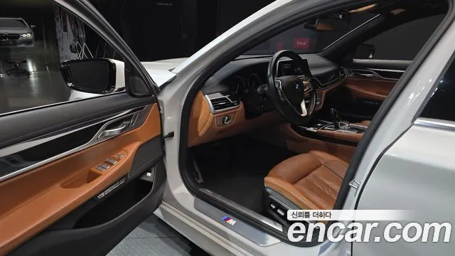 BMW 7-Series 2017 thumb 10