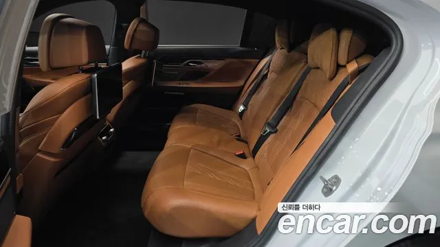 BMW 7-Series 2017 thumb 11