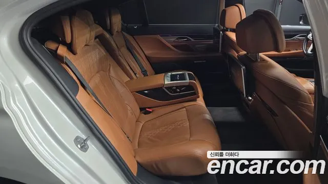 BMW 7-Series 2017 thumb 12