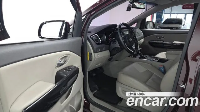 Kia Carnival 2017 thumb 10